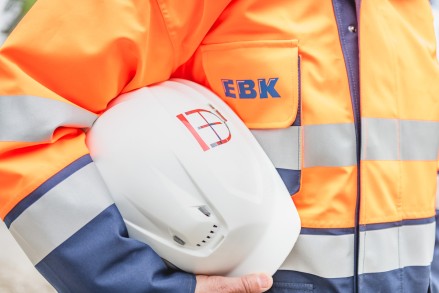 Bauhelm mit EBK Logo