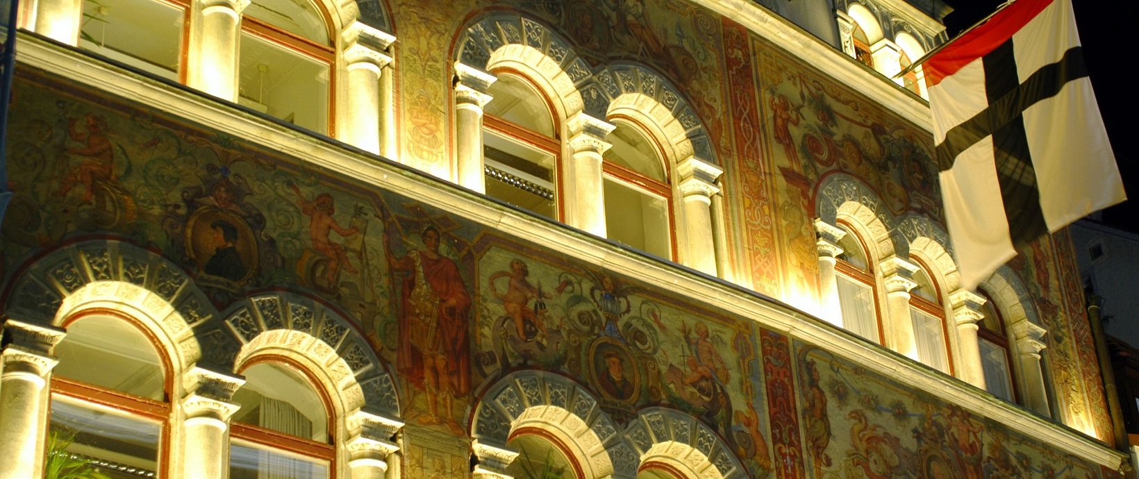 Beleuchtete Rathausfassade (Foto: Peter Allgaier) Beleuchtete Rathausfassade (Foto: Peter Allgaier)