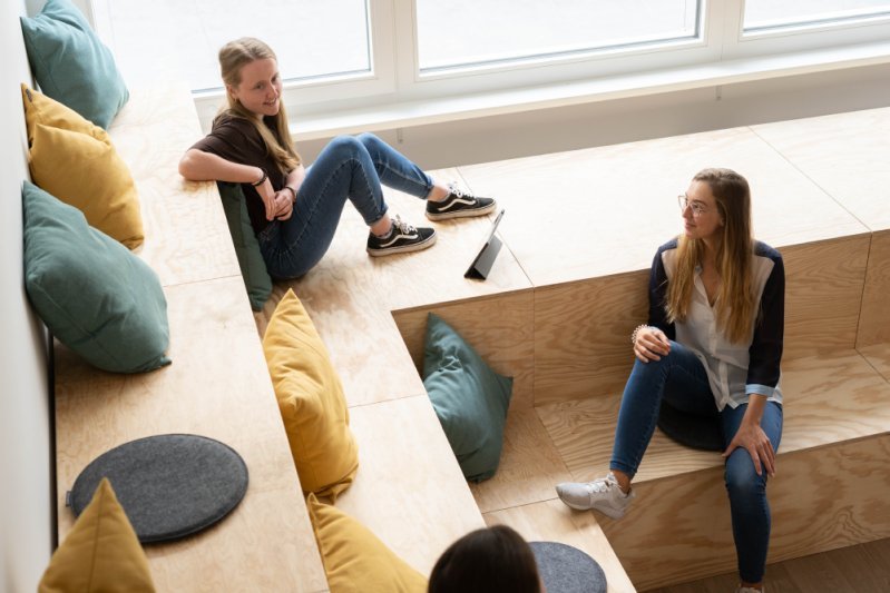 zwei Frauen sitzen auf dem Boden