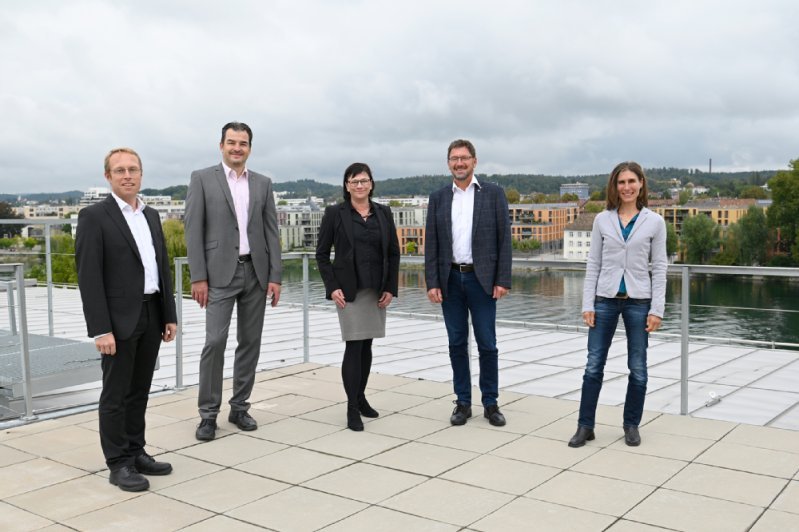 Prof. Dr. Carsten Schleyer, Initiator der Modellfabrik Bodensee, Siegmar von Detten, Informatiklehrer der ZGK und Lehrbeauftragter an der HTWG, HTWG-Präsidentin Prof. Dr. Sabine Rein, Leiter der ZGK Karl Knapp und Kirsten Kabus von der Zentralen Studienberatung der HTWG.