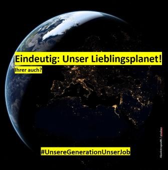 Sharepic, Hintergrund: Foto der Erde aus dem Weltraum, oben die Arktis und links Teile des Atlantiks in der Sonne, rechts (größter Teil) ist Nacht: die Umrisse Europas etc. sind über die Lichter zu Erkennen. Schrift: Schwarz, gelb hinterlegt, Oben: „Eindeutig: Unser Lieblingsplanet!“ kleiner, direkt darunter: „Ihrer auch?“, unten #UnsereGenerationUnser Job“ (AlexAntropov86/pixabay)