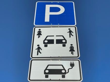 Drei untereinander angebrachte Verkehrsschilder: Parkplatz, Carsharing und e-Autos