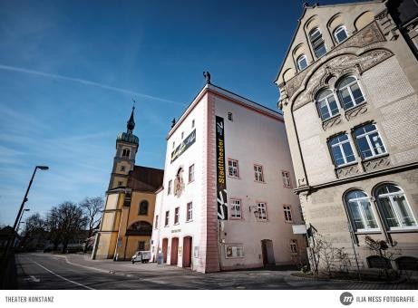 Blick von der Straße auf die Ecke des Theater-Gebäudes