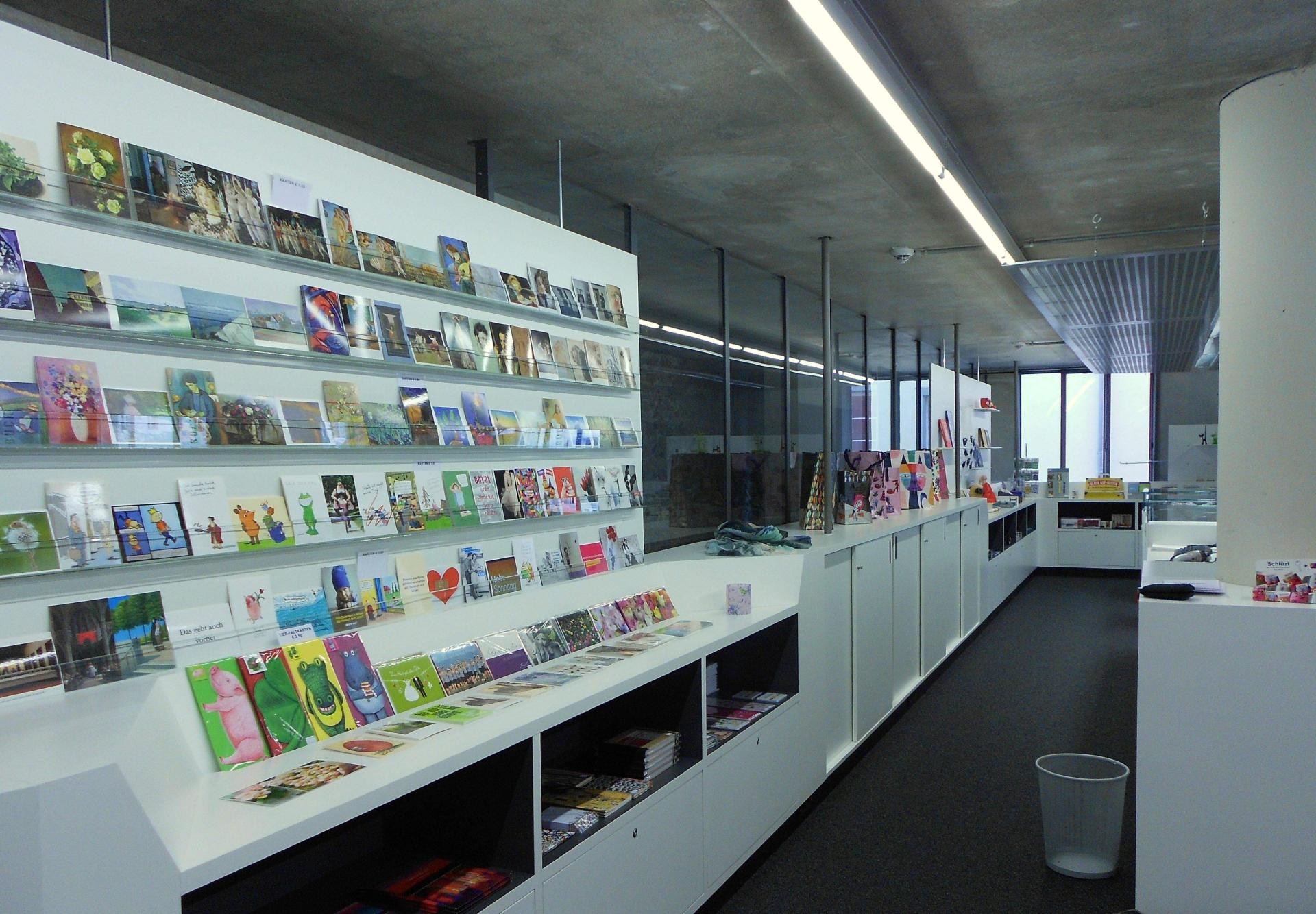 Blick in den Museumsshop auf die Postkartenauslage