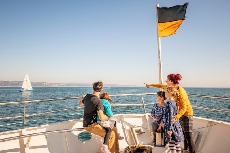 Familie auf dem Schiff