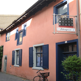 Bild eines roten Hauses mit blauen Fensterläden/ Tulengasse