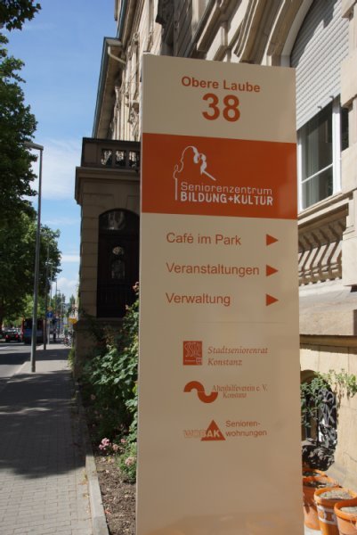 Wegweiser vor dem Seniorenzentrum