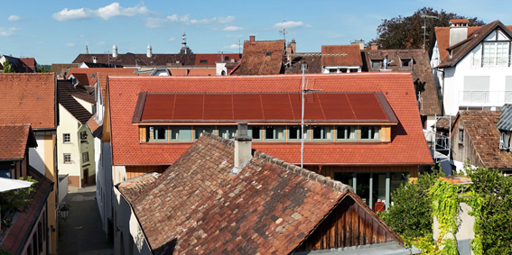 Bild der Tulengasse 2+4 mit den PV-Panels auf dem Dach