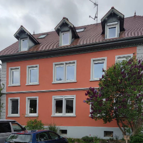 Bild Hoheneggstraße 17 rotes Haus mit Hellen Fensterrahmen