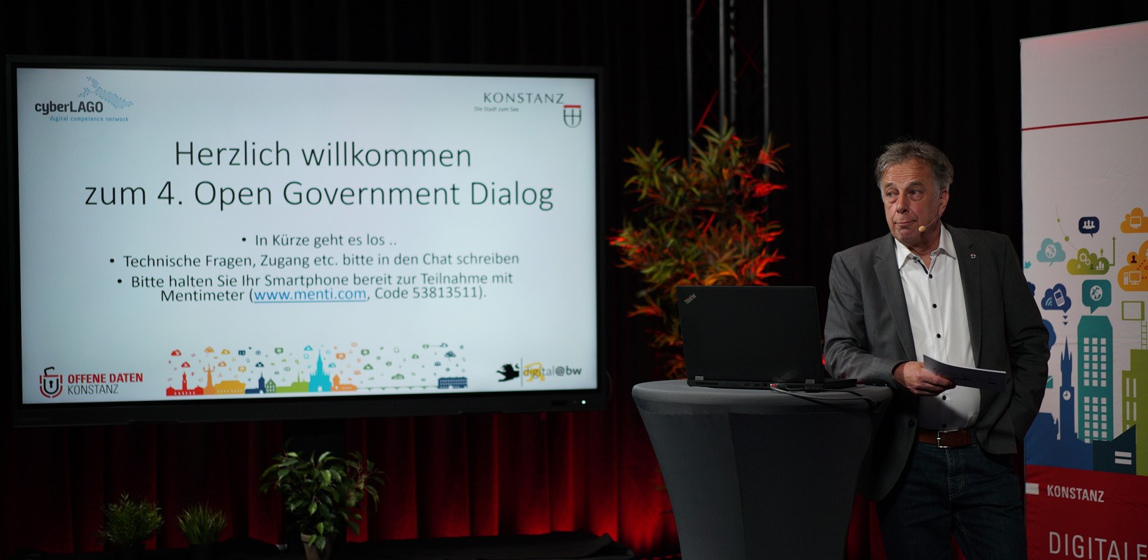 Der Moderator des Open Government Dialogs im Aufnahmestudio