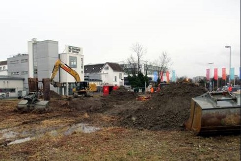 Blick auf die Baustelle mit Bagger