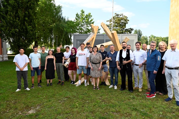 Menschen stehen auf einer Wiese nebeneinander