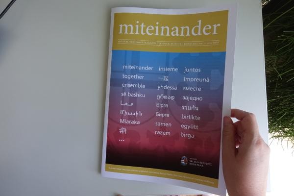 Miteinander steht auf dem Deckblatt der Mitarbeitenden Zeitung der Spitalstiftung - übersetzt in verschiedene Sprachen