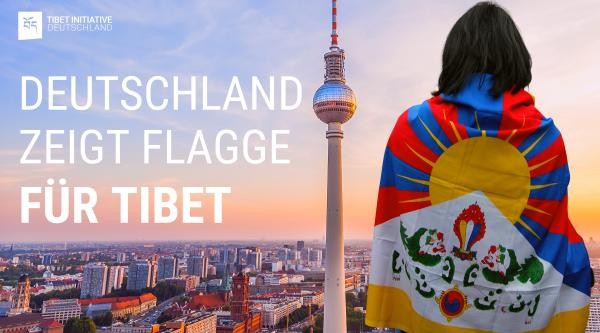 Zentrales Kampagnenvisual: Frau mit Tibetflagge vor Fernsehturm