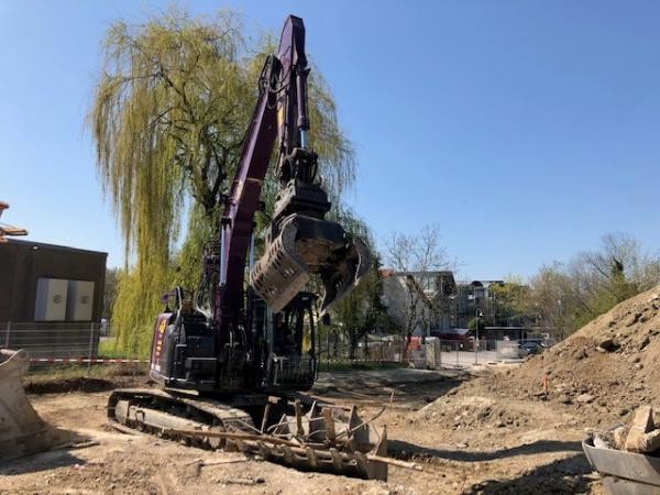 Bagger auf dem Baufeld