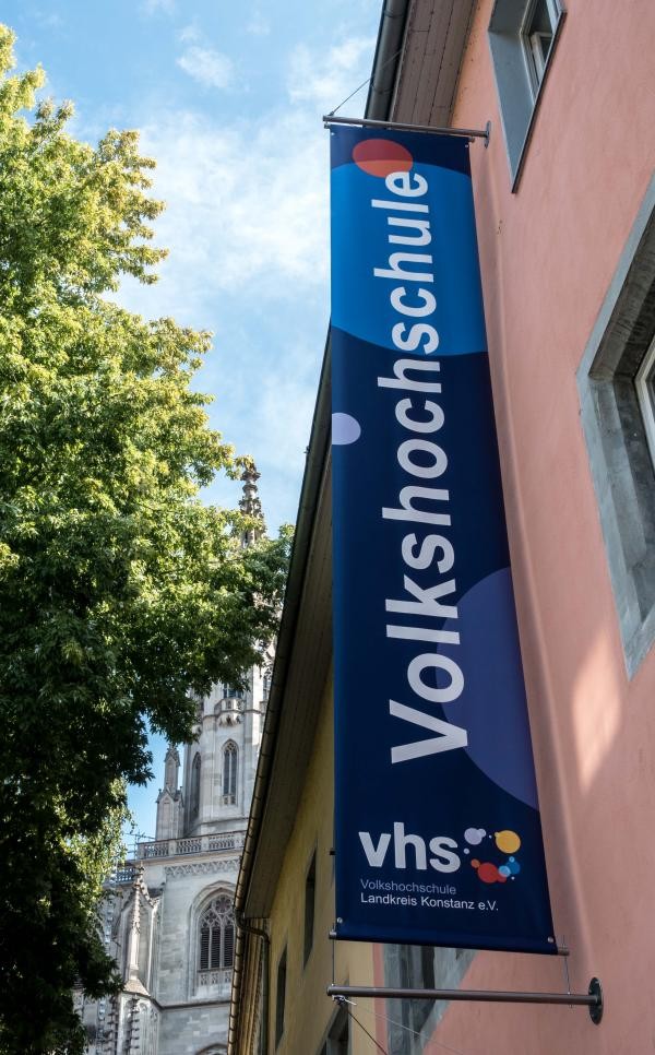 Banner der vhs vor dem Eingang des vhs-Gebäudes in der Katzgasse