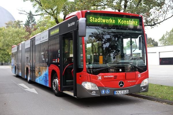 Roter Bus auf einer Straße. Auf der Anzeige steht "Stadtwerke Konstanz"