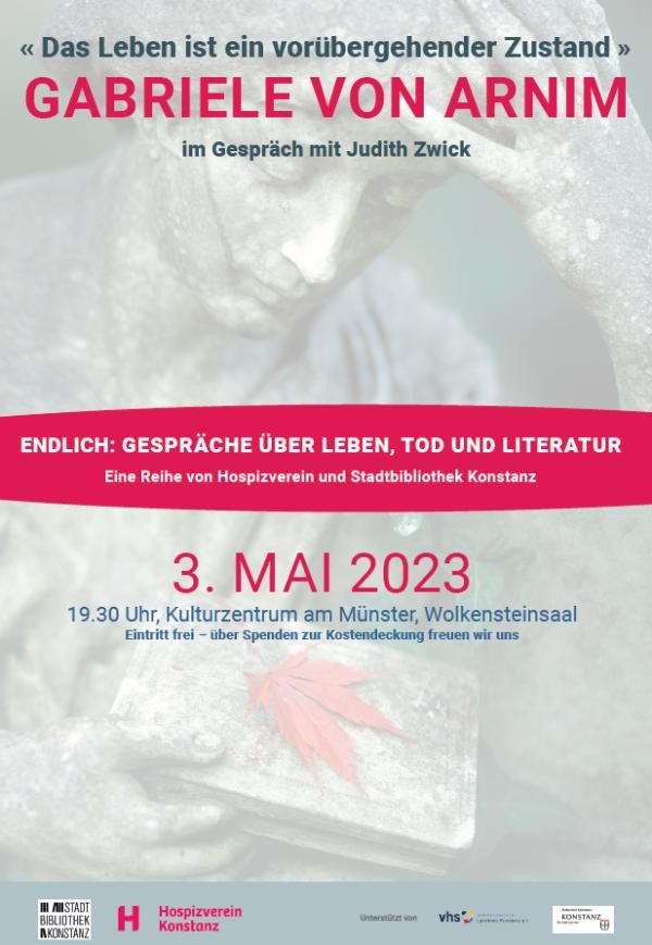 Veranstaltungsplakat mit einer Marmorstatue im Hintergrund, die sich den Kopf in einer Hand stützt. Text: "Das Leben ist eine vorübergehender zustand. Gabriele von Arnim im Gespräch mit Judith Zwick. ENDLICH: GESPRÄCHE ÜBER LEBEN, TOD UND LITERATUR. Eine Reihe von Hospizverein und Stadtbibliothek Konstanz. 3. Mai 2023, 19.30 Uhr, Kulturzentrum am Münster, Wolkensteinsaal. Eintritt frei – über Spenden zur Kostendeckung freuen wir uns."