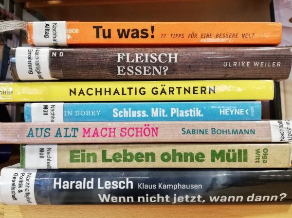 Gestapelte Bücher, man sieht die Buchrücken