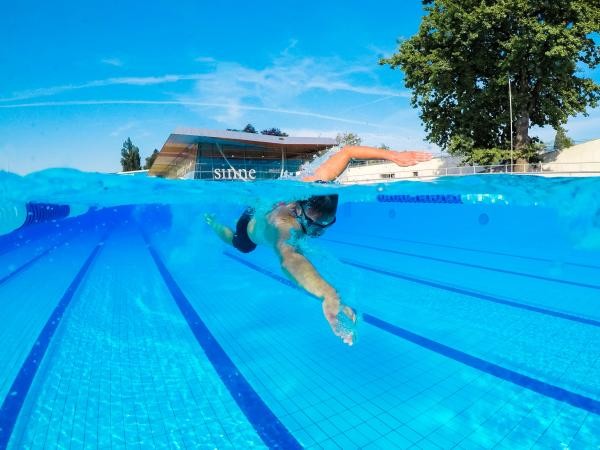 Schwimmer im 50-Meter-Becken des Freibads der Bodensee-Therme Konstanz