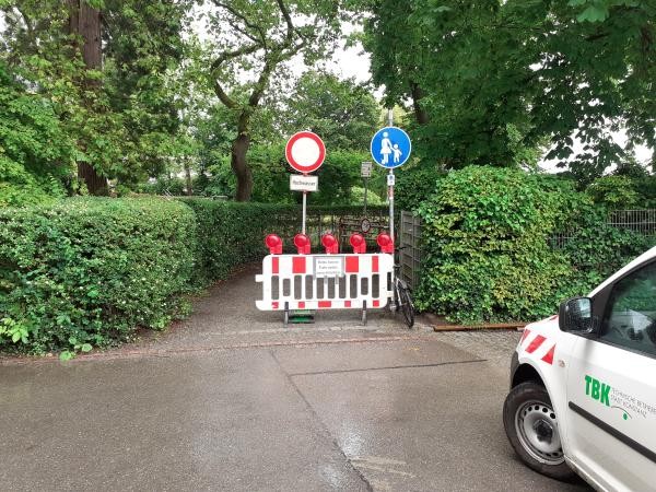 Absperrung mit Hinweisschild Hochwasser