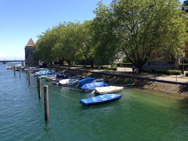 Rheinufer mit angetäuten Booten