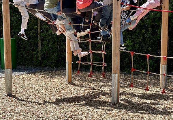 Kinder klettern auf Seilparcour