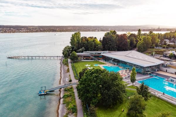 Luftbild der Bodensee-Therme Konstanz