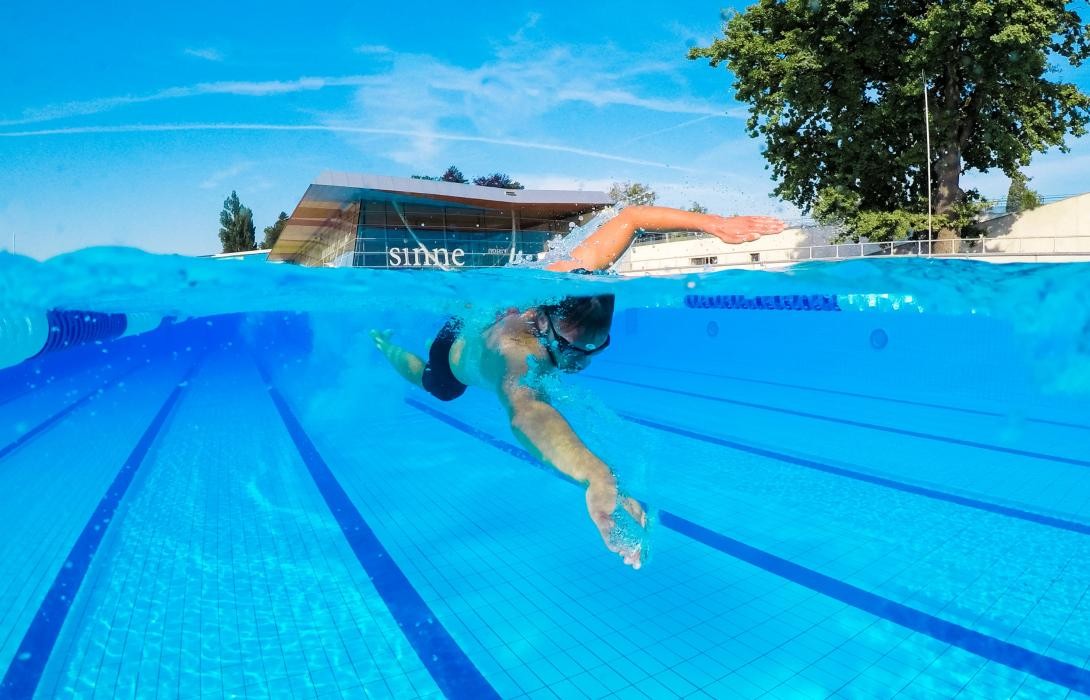 Schwimmer im 50-Meter-Becken des Freibads der Bodensee-Therme Konstanz