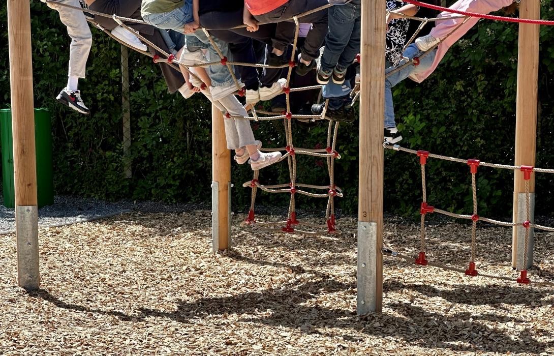 Kinder klettern auf Seilparcour