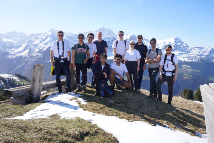 Ein starkes, internationales Team: Das Start-up Organifarms mit seinen Mitarbeiter:innen beim Offsite in den Schweizer Bergen.