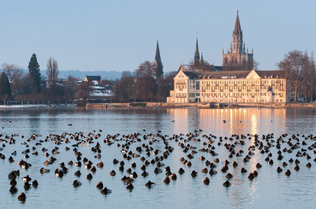 Blick auf das Inselhotel und das Konstanzer Münster von der Seestraße aus