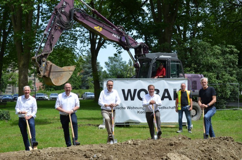 An der Luisenstraße entstehen in Holzelementbauweise 45 Wohneinheiten, die vorerst als Anschlussunterbringung für Geflüchtete genutzt werden sollen. Darüber freuen sich beim symbolischen ersten Spatenstich (v.l.n.r.): Karl Langensteiner-Schönborn (Baubürgermeister), Andreas Wiesler (Geschäftsführer Holzbau Bruno Kaiser), OB Uli Burchardt, Jens-Uwe Götsch (Geschäftsführer WOBAK) und Hannes Mayer (Projektleiter WOBAK).