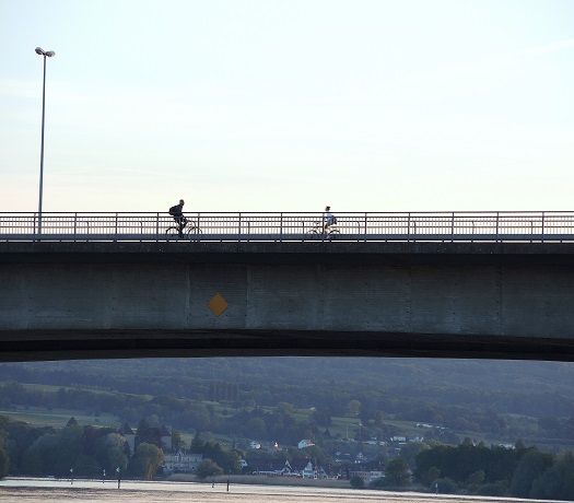 Fahrradfahrer auf Brücke (Foto: Stadt Konstanz)