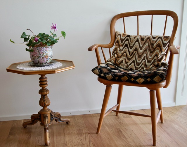 Stuhl und Beistelltisch mit Blumentopf