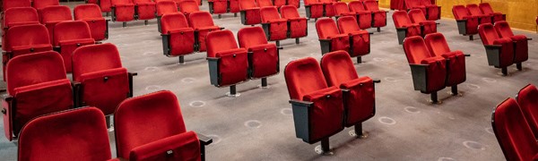 rote Sitze im Zuschauersaal des Theater Konstanz