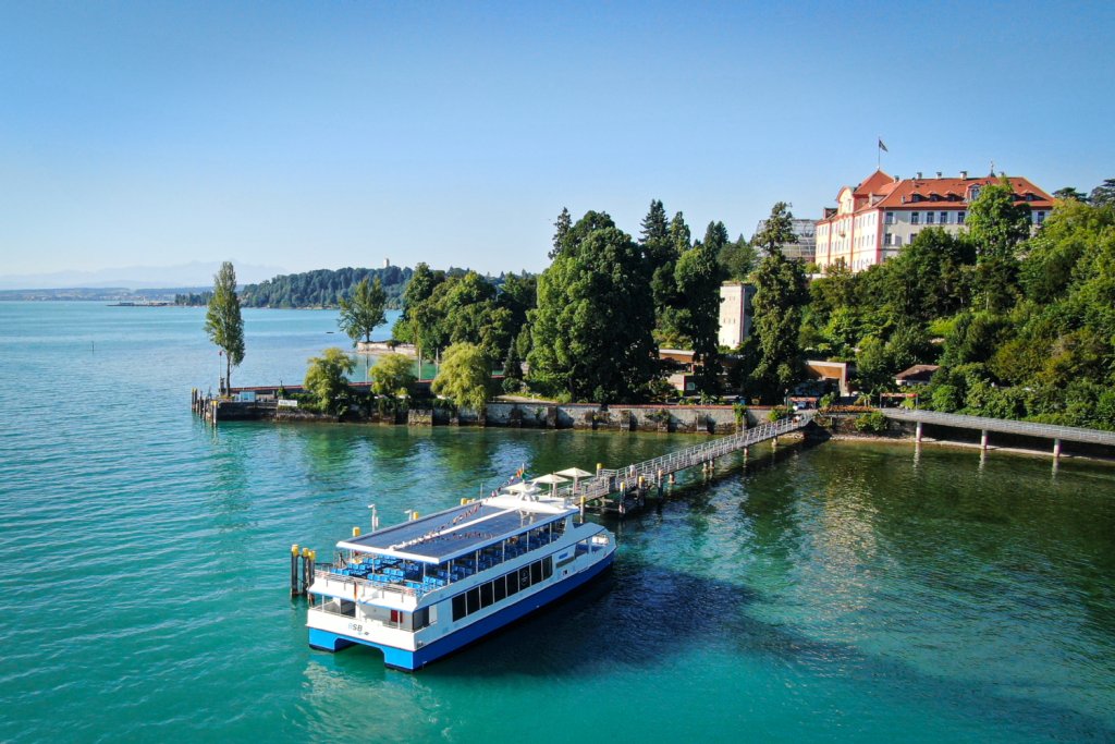 E-Schiff "MS Insel Mainau" am Anlegesteg der Insel Mainau