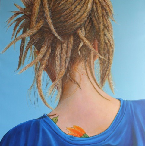Ein Gemälde von Gabriele Chemnitz-Bunten. Es zeigt die Rückansicht einer Frau mit Dreadlocks.