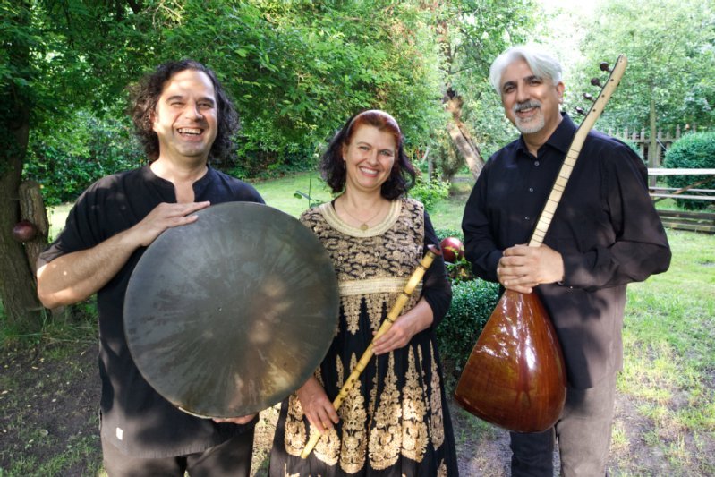 Hadi Alizadeh, Claudia Ott und Yusuf Colak laden im Rahmen der Interkulturellen Woche zum Erzählkonzert „1001 Nacht“ ein.