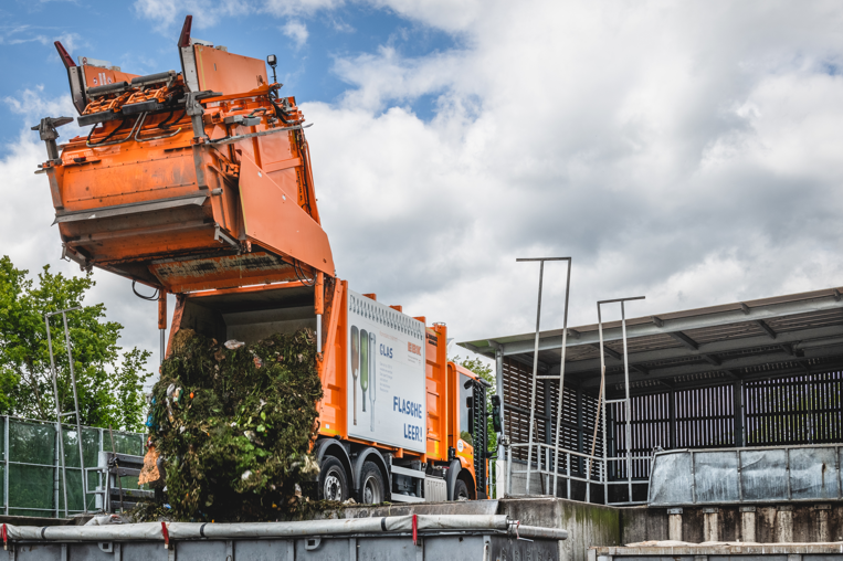 Müllfahrzeug mit Biomüll