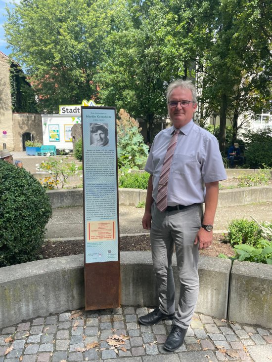 Prof. Dr. Klöckler steht neben der Gedenkstele