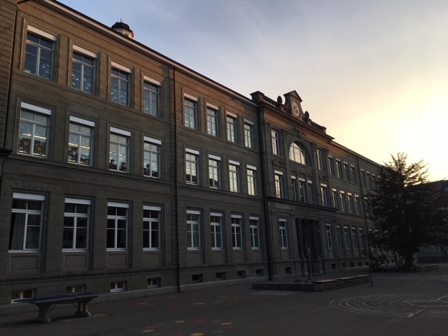 Blick von der Wallgutstraße auf die Wallgutschule morgens bei Sonnenaufgang.