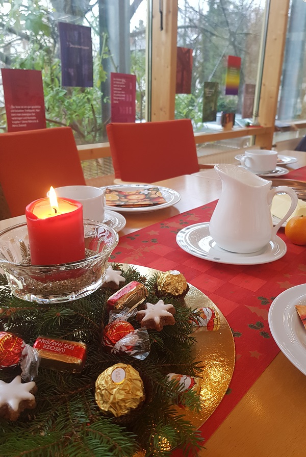 Ein weihnachtlich gedeckter Kaffeetisch